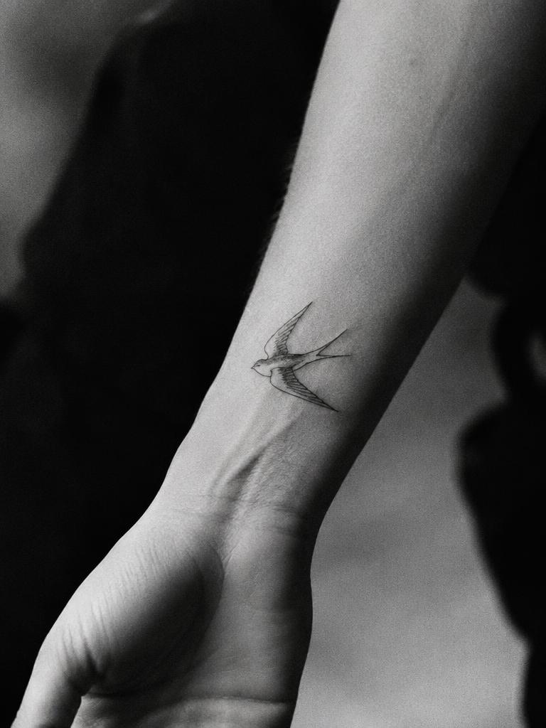 Fine-line swallow, wrist
